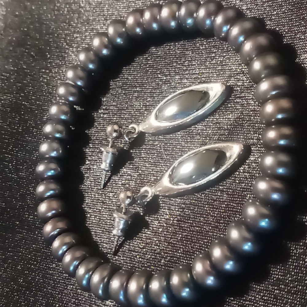 Expandable bracelet and matching earrings. A blackened silver weighed bead.